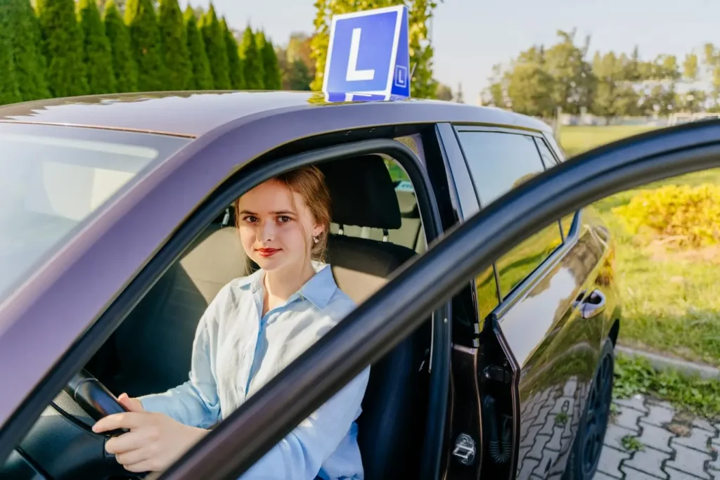 Nauka jazdy w grupie czy indywidualnie: jakie są zalety obu opcji?