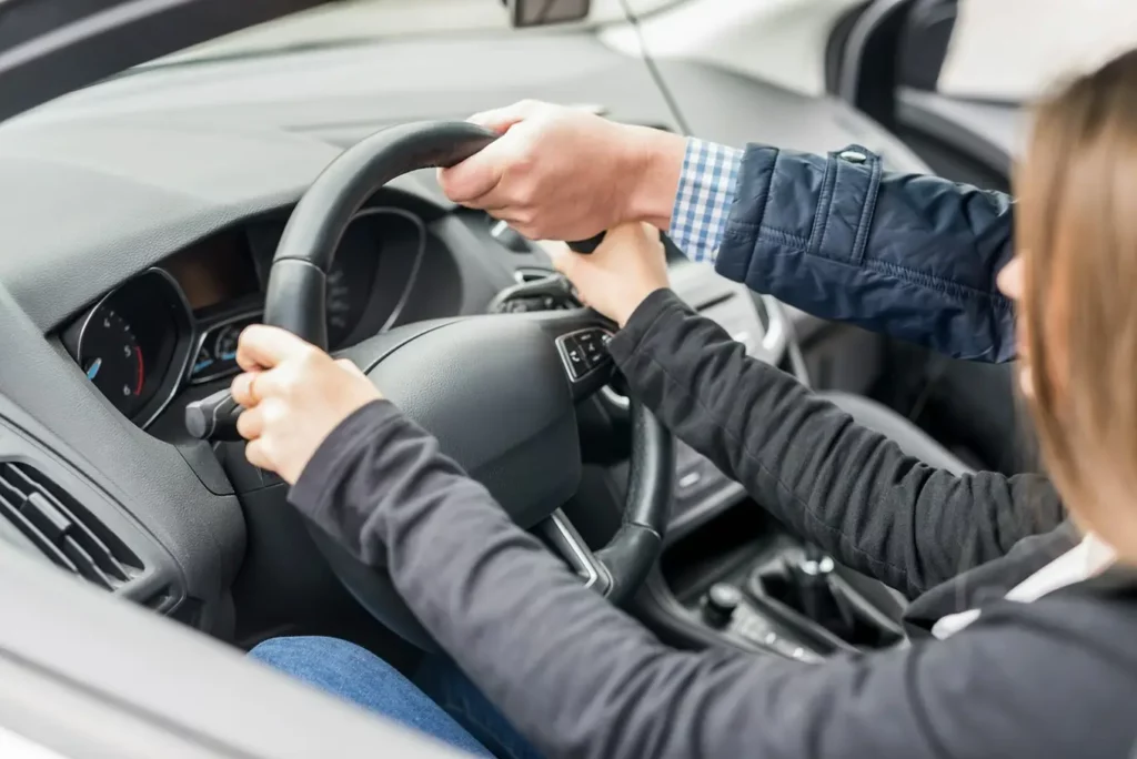 Co obejmuje program kursu na prawo jazdy kategorii B z automatyczną skrzynią biegów?