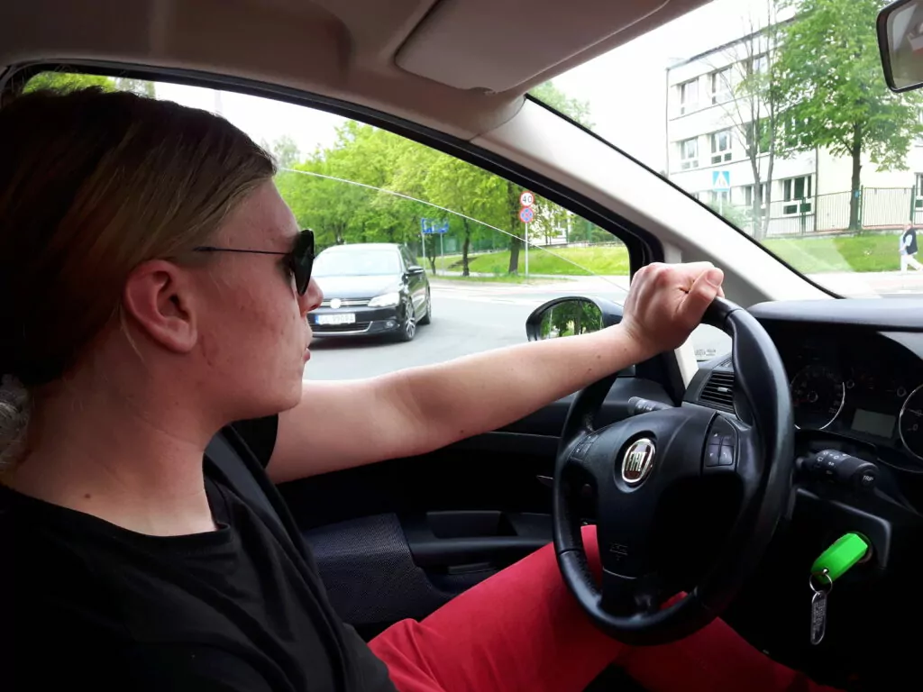 Autoironiczne zdjęcie pokazujące nieprawidłową technikę kierowania samochodem.