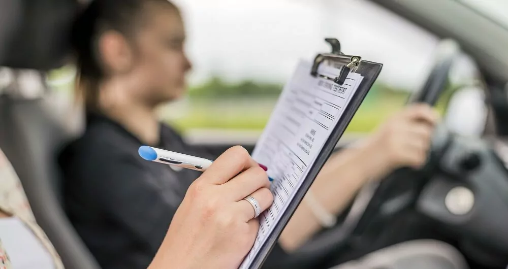 młoda kobieta zdająca egzamin na prawo jazdy