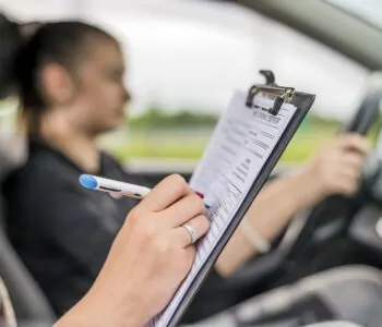 młoda kobieta zdająca egzamin na prawo jazdy